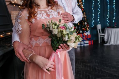 Gelinin elinde bir buket çiçek