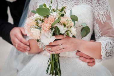 Gelinin elinde bir buket çiçek