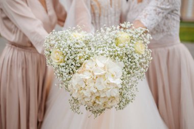 Gelinin elinde bir buket çiçek