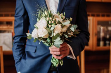 Damadın elinde bir buket çiçek