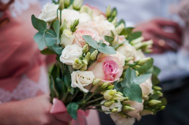 Gelinin elinde bir buket çiçek