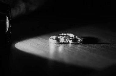 Kahverengi arka planda altın yüzükler