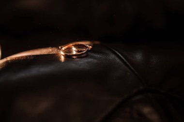 Kahverengi arka planda altın yüzükler