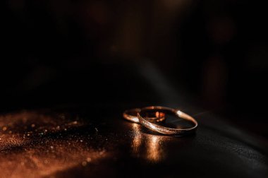 Kahverengi arka planda altın yüzükler