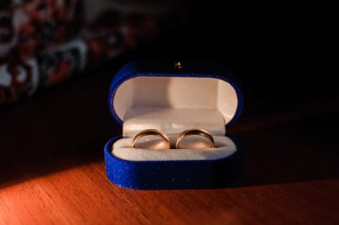 Mavi bir kutuda bir çift alyans