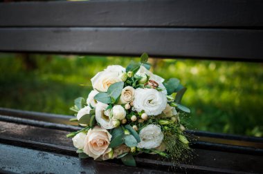 Beyaz güllü bir bukette altın alyanslar