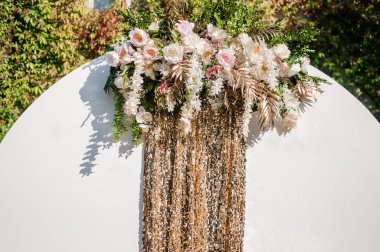 Çok renkli çiçeklerle düğün kemeri. Düğün süslemeleri