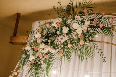 Çok renkli çiçeklerle düğün kemeri. Düğün süslemeleri