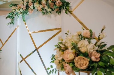 Çok renkli çiçeklerle düğün kemeri. Düğün süslemeleri