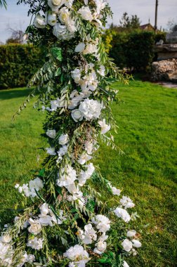 Çok renkli çiçeklerle düğün kemeri. Düğün süslemeleri