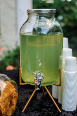 Düğün büfesi. Yeşil alkollü kokteyl