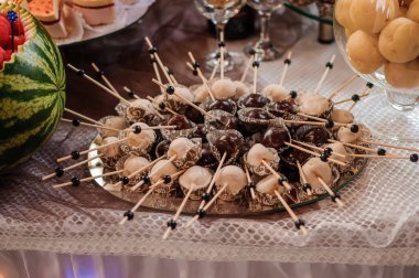 Düğün yemeğinde tatlı kekler. Yemek servisi, güzel bir açık büfe. Şeker çubuğu