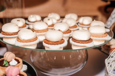 Düğün yemeğinde tatlı kekler. Yemek servisi, güzel bir açık büfe. Şeker çubuğu