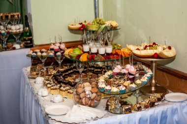 Düğün yemeğinde tatlı kekler. Yemek servisi, güzel bir açık büfe. Şeker çubuğu