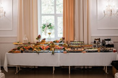 Düğün yemeğinde tatlı kekler. Yemek servisi, güzel bir açık büfe. Şeker çubuğu