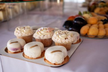 Düğün yemeğinde tatlı kekler. Yemek servisi, güzel bir açık büfe. Şeker çubuğu