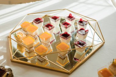 Düğün yemeğinde tatlı kekler. Yemek servisi, güzel bir açık büfe. Şeker çubuğu