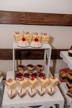 Düğün yemeğinde tatlı kekler. Yemek servisi, güzel bir açık büfe. Şeker çubuğu