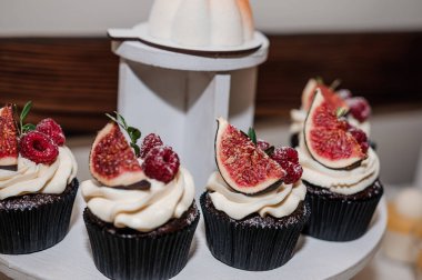 Düğün yemeğinde tatlı kekler. Yemek servisi, güzel bir açık büfe. Şeker çubuğu