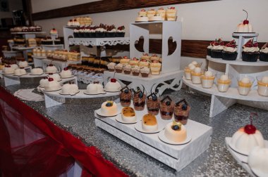 Düğün yemeğinde tatlı kekler. Yemek servisi, güzel bir açık büfe. Şeker çubuğu