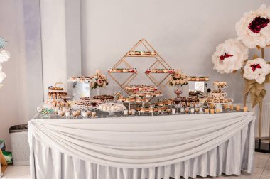 Düğün yemeğinde tatlı kekler. Yemek servisi, güzel bir açık büfe. Şeker çubuğu