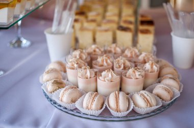 Düğün büfesinde tatlı kurabiyeli çikolata.