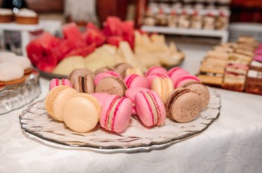 Düğün büfesinde tatlı kurabiyeli çikolata.