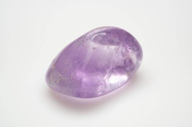 Beyaz zemin üzerinde doğal taş ametist