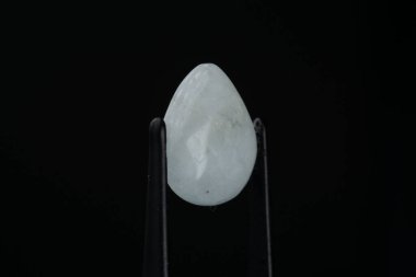 Siyah arkaplanda doğal taş akuamarin.