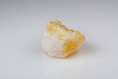 Beyaz arka planda doğal mineral kalsit