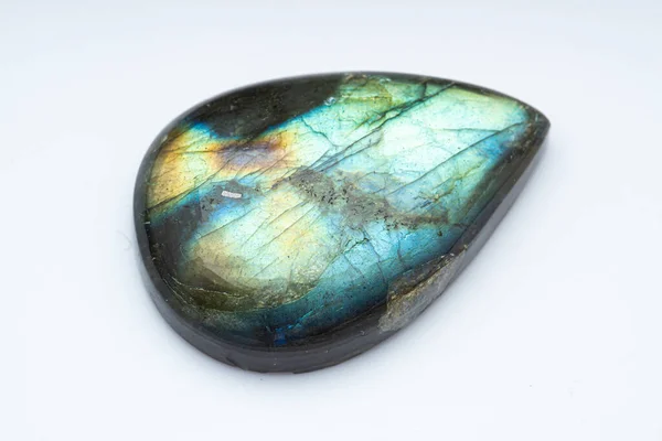 Beyaz arka planda doğal taş labradorit.