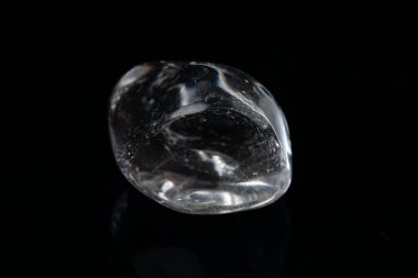 Siyah arkaplanda doğal mineral kuvars