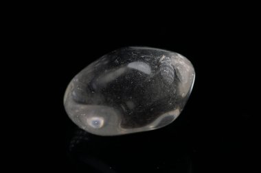 Siyah arkaplanda doğal mineral kuvars