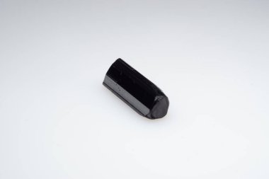 Beyaz arka planda doğal siyah turmalin. Sherl, Sherlite.