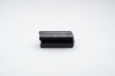 Beyaz arka planda doğal siyah turmalin. Sherl, Sherlite.