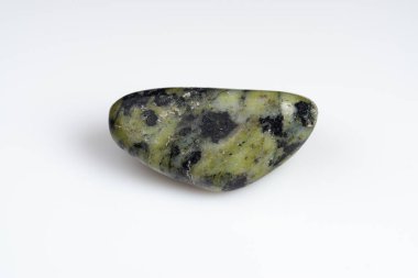 Beyaz arka planda doğal yeşil yılan.