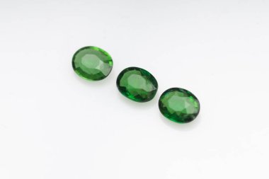 Beyaz arka planda doğal yeşil turmalin