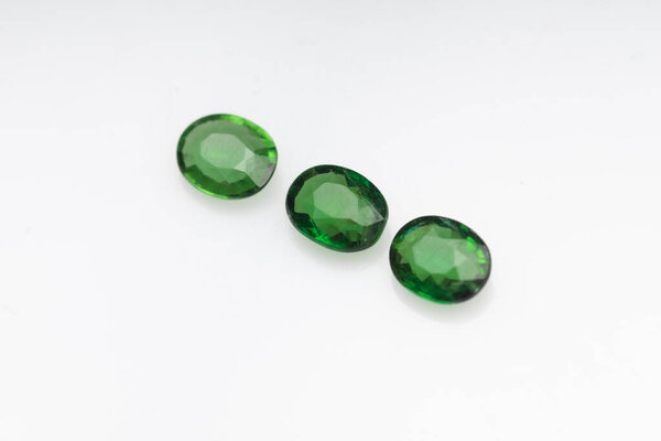 Зеленый турмалин на белом фоне