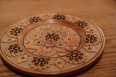 Alyanslar altın bir tabakta