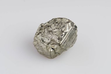 Beyaz arkaplanda doğal pirit