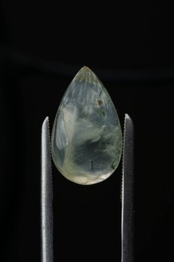 Siyah bir arkaplanda cımbızla doğal bir kavrayış taşı