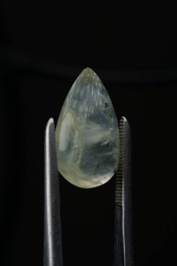 Siyah bir arkaplanda cımbızla doğal bir kavrayış taşı