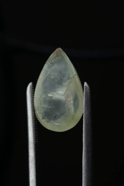 Siyah bir arkaplanda cımbızla doğal bir kavrayış taşı