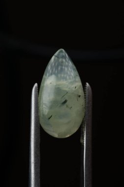 Siyah bir arkaplanda cımbızla doğal bir kavrayış taşı