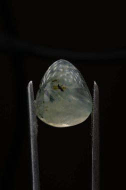 Siyah bir arkaplanda cımbızla doğal bir kavrayış taşı