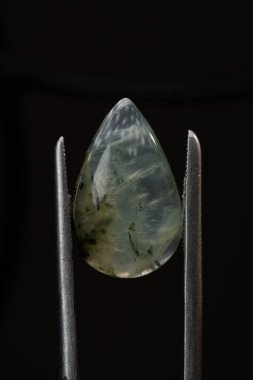 Siyah bir arkaplanda cımbızla doğal bir kavrayış taşı