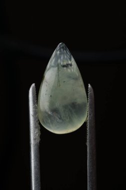 Siyah bir arkaplanda cımbızla doğal bir kavrayış taşı