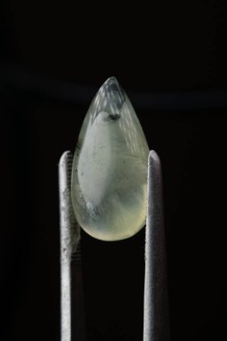 Siyah bir arkaplanda cımbızla doğal bir kavrayış taşı