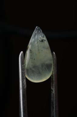 Siyah bir arkaplanda cımbızla doğal bir kavrayış taşı