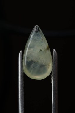 Siyah bir arkaplanda cımbızla doğal bir kavrayış taşı